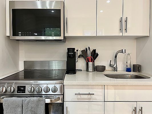 4th image of 324 E 77th St APT 4A