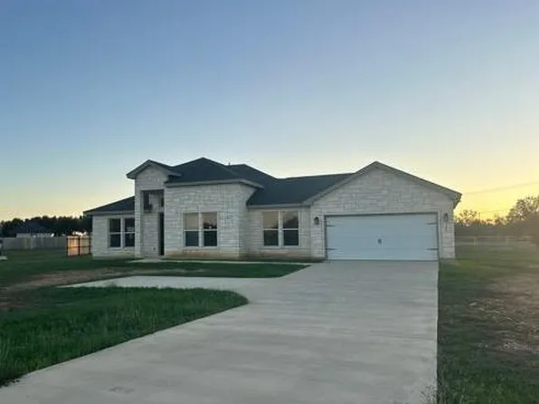 100 W Medium Meadow Dr, Lytle, TX 78052