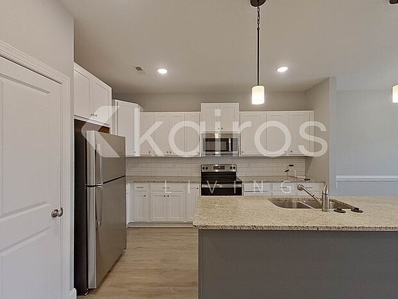3rd image of 3709 Oak Leaf Way #D