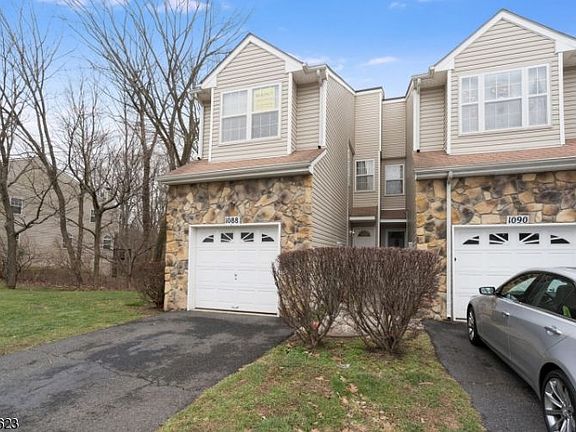 2nd image of 1088 Oakcroft Ln
