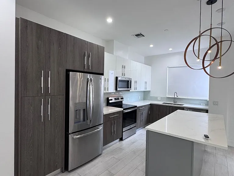 612 NE 12th Ave — Photo 3
