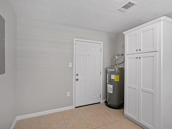 4th image of 1395 Hollyvale Dr