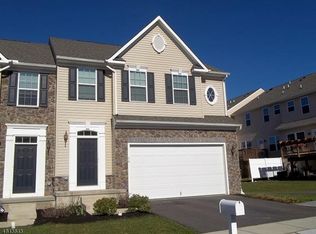 16 Washington Square Cir, Washington, NJ 07882