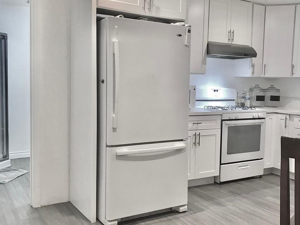 Fridge included ALL drawers and cabinets - soft close Pull out spice rack Corner built-in "Lazy Susan"