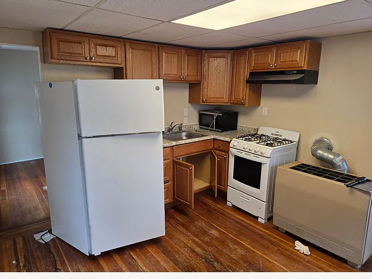 16-18 Hedley Ave #1LR — Photo 2