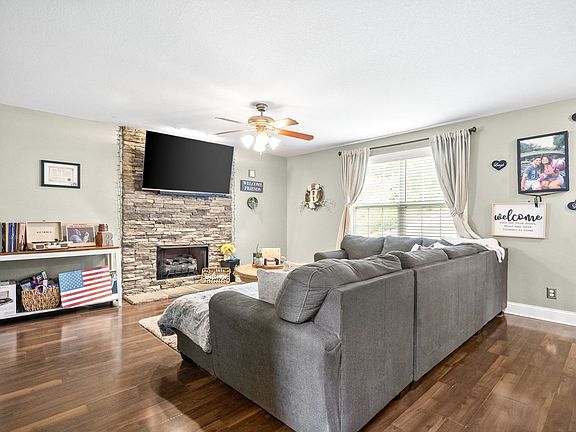 5th image of 421 Leslie Wood Dr