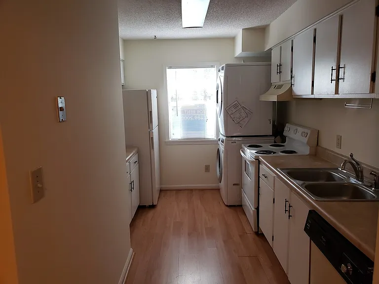130 Kingsbury Dr — Photo 2