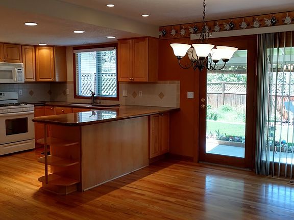 3rd image of 4807 N Riverfront Pl
