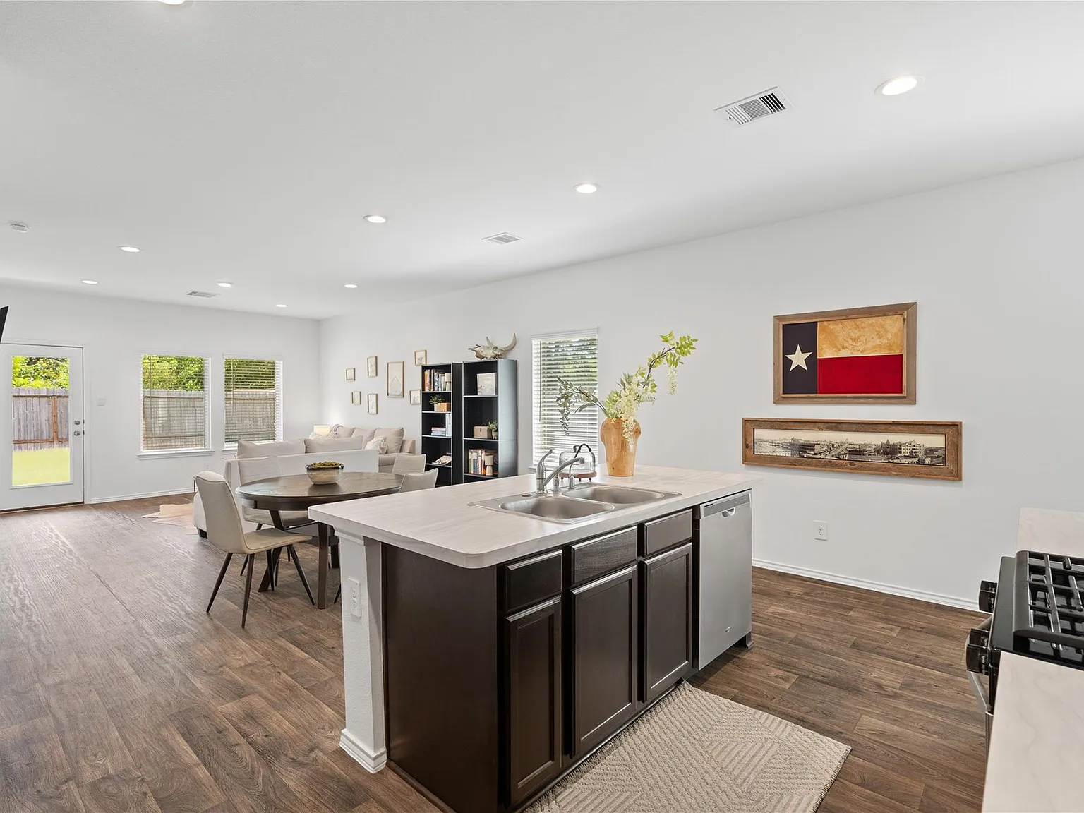 3 bed, 2.5 bath, 2057 sqft, $2,200 — Photo 4
