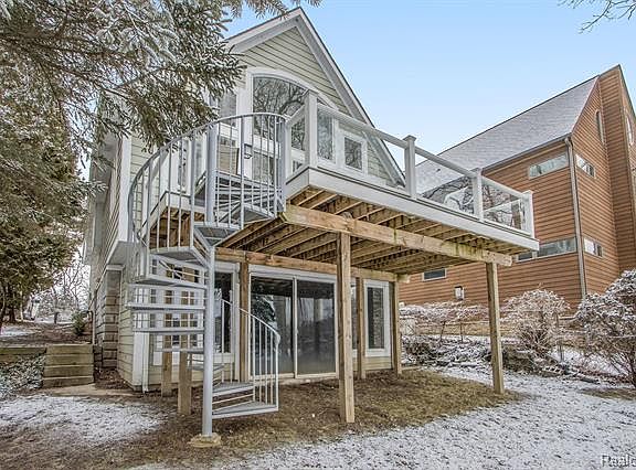 3rd image of 213 Kingston Rd