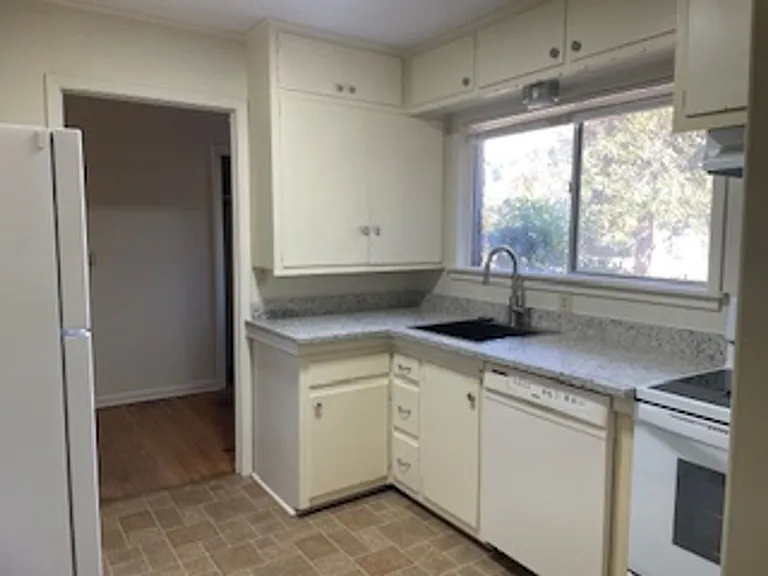 1025 W Sloan St — Photo 2