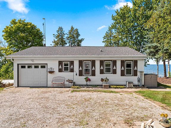 4th image of 2737 Bay Rd