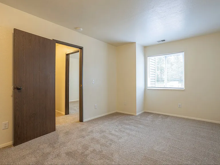 Leonard East Apartments Immediate Move In — Photo 12