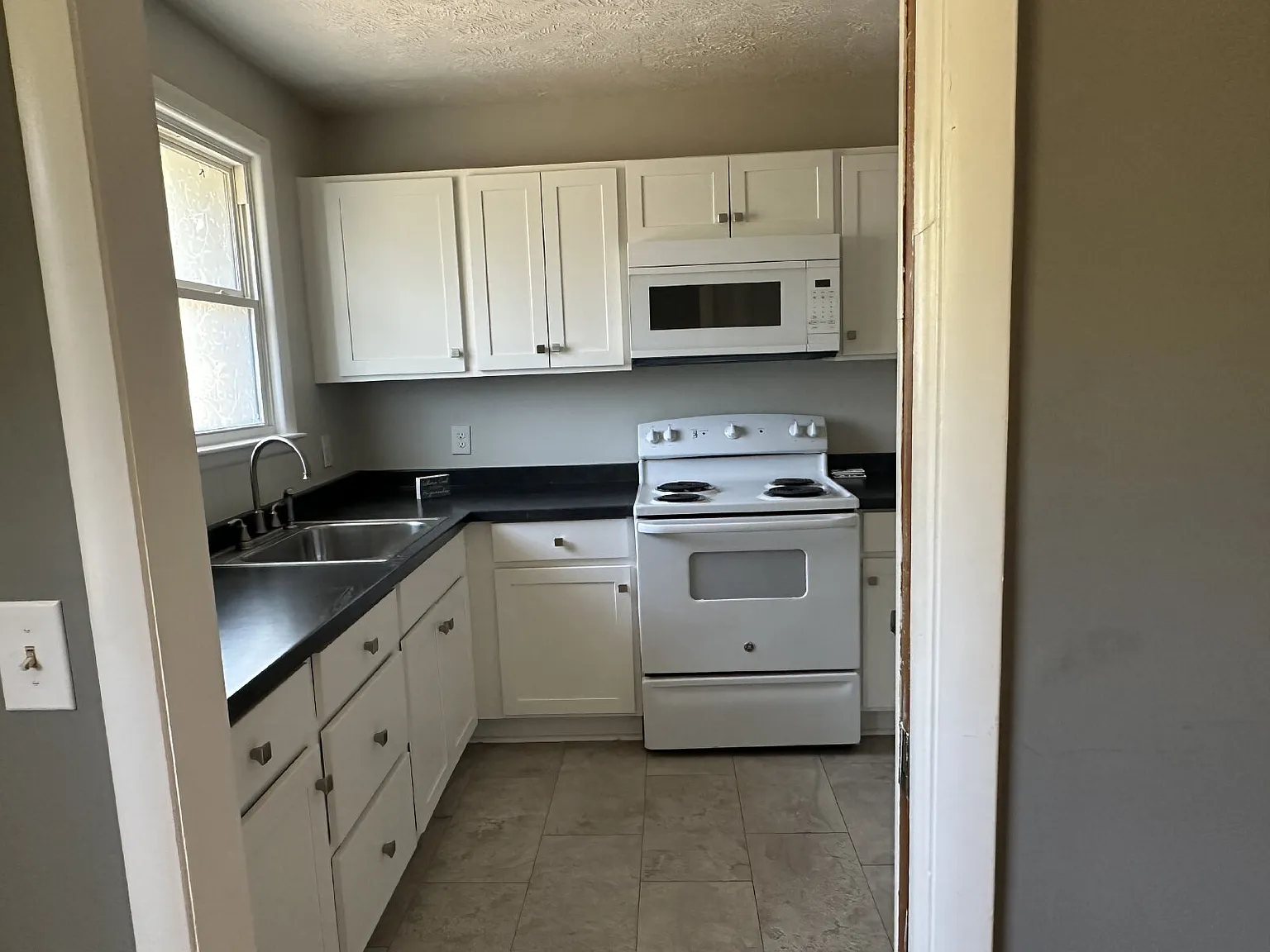 3 bed, 1.0 bath, 1350 sqft, $1,295 — Photo 4