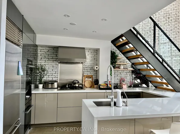 300 Manitoba St #314, Toronto, ON M8Y 4G6