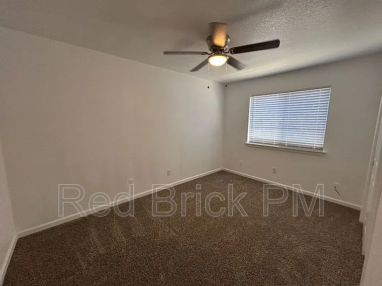 105 Kings Ave — Photo 4