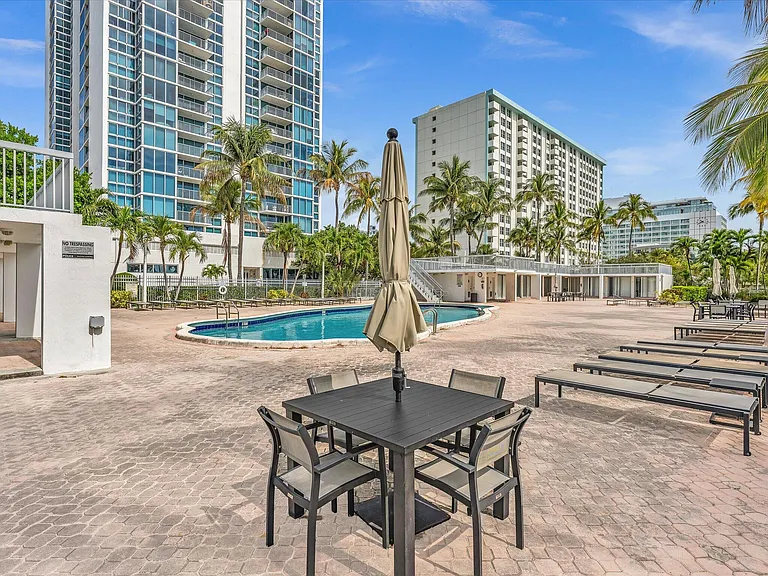 2655 Collins Ave #1710 — Photo 30