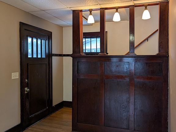 5th image of 404 9th Ave NE