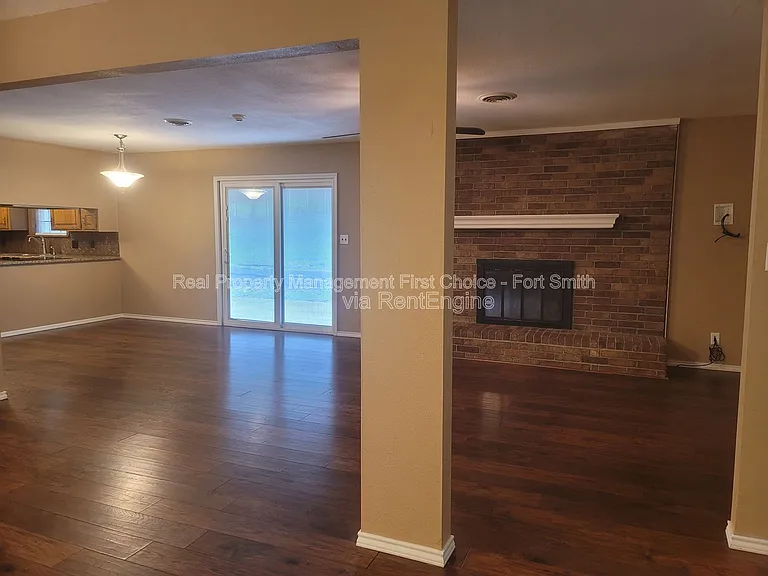 306 Elfen Glen St — Photo 2