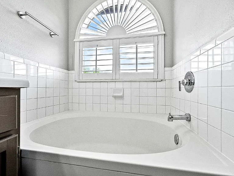 4902 Crestwood Hill Dr — Photo 20