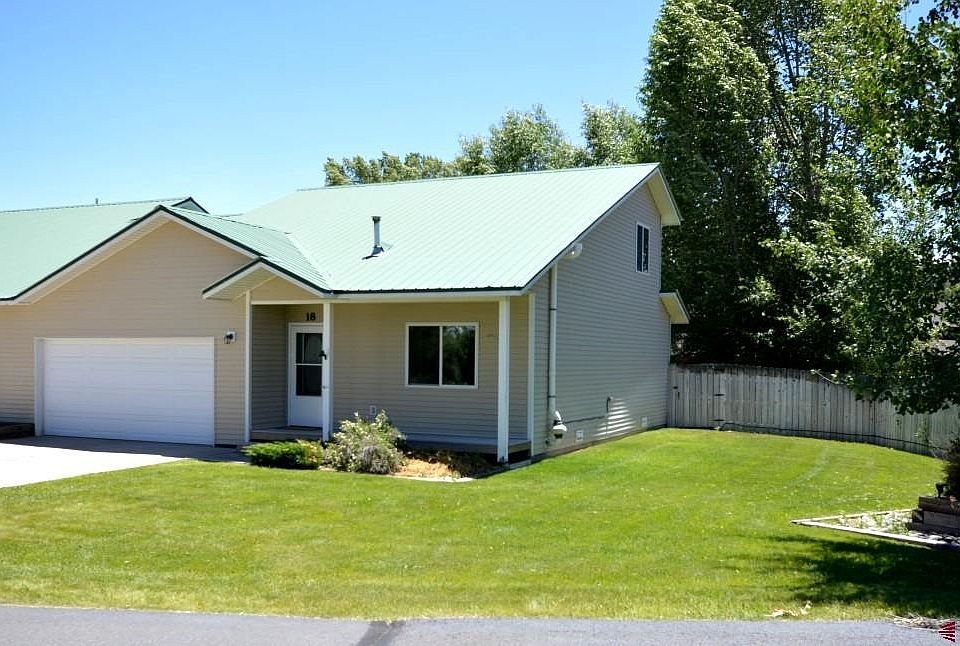2 Car garage, side yard, end unit