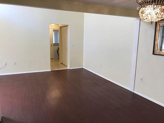 5th image of 409 Hawthorne Ct