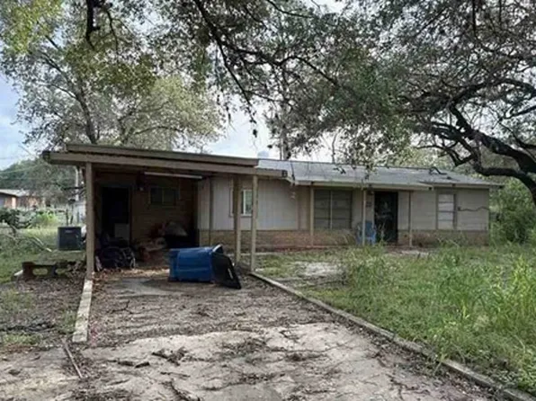 400 Mockingbird Ln, Devine, TX 78016