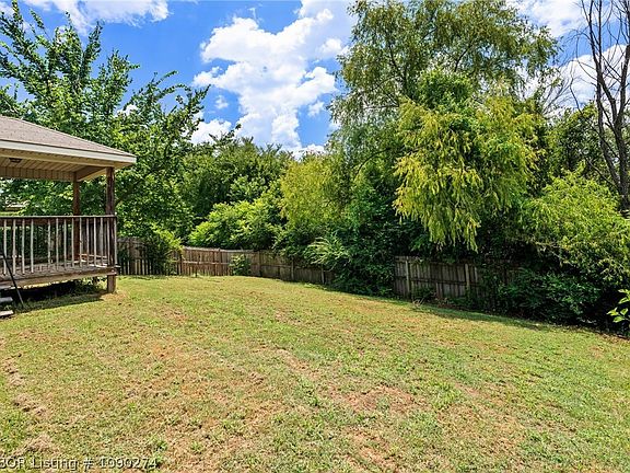4th image of 2419 Crestview Ln