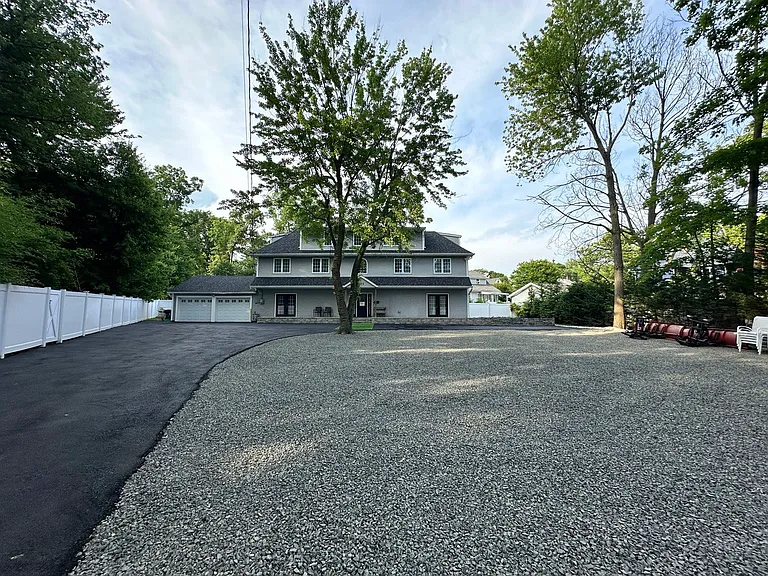 231 Hargreaves Ave — Photo 10