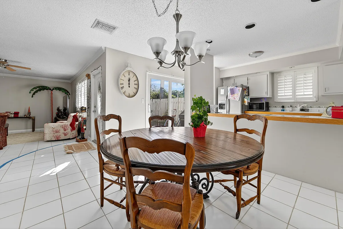 Building Photo - 141 E Riverside Dr #10D