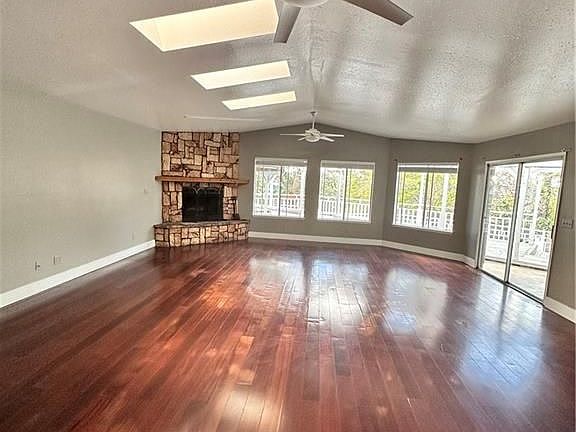 4th image of 2415 Mercedes Ave