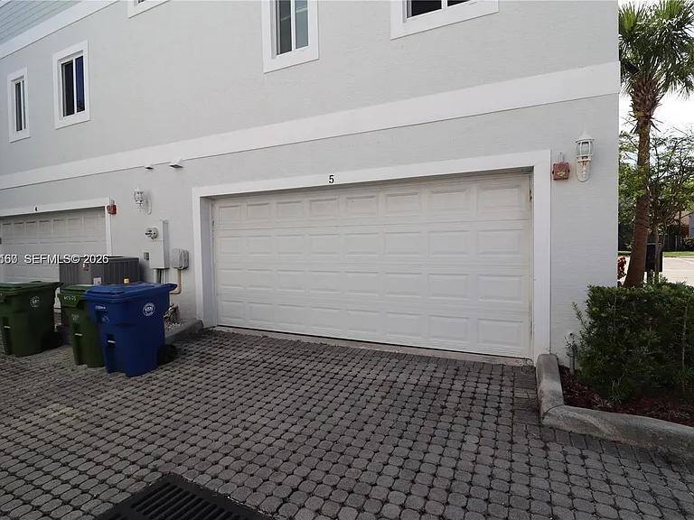 609 NE 28th St #1 — Photo 23