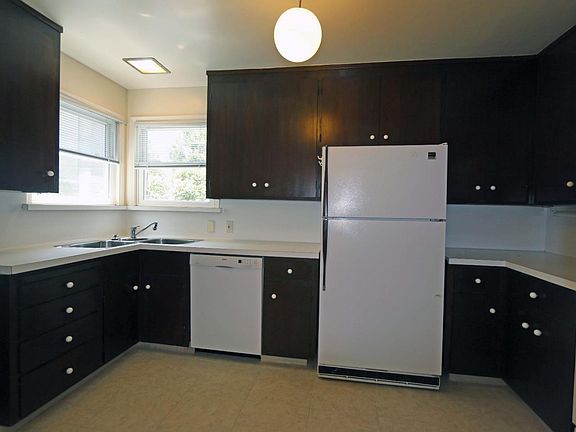 5th image of 251 Stanford Ave