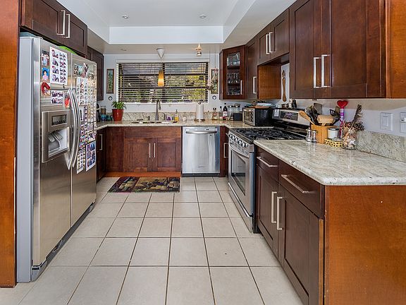 4th image of 216 E Loma Alta Dr
