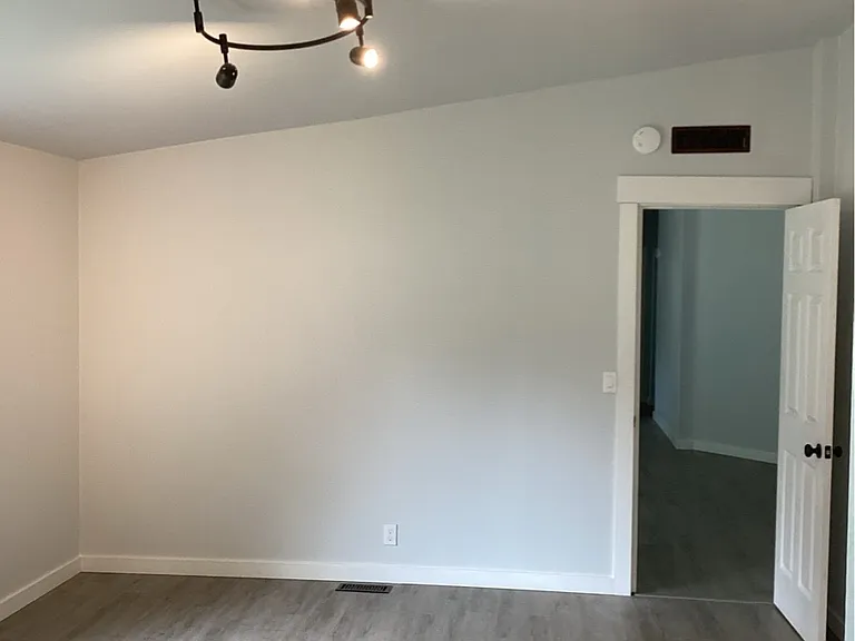 330 SW Newton Dr — Photo 17