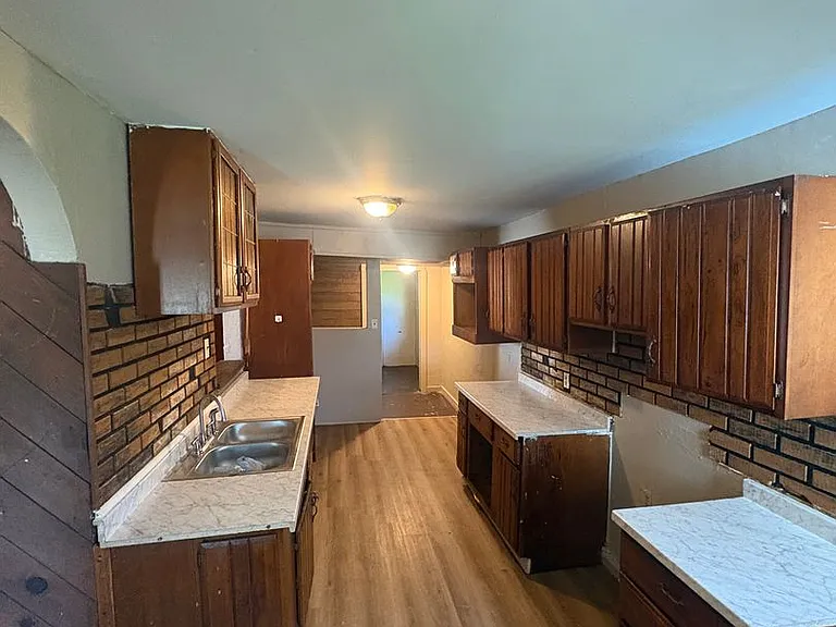 202 Van Buren St — Photo 5