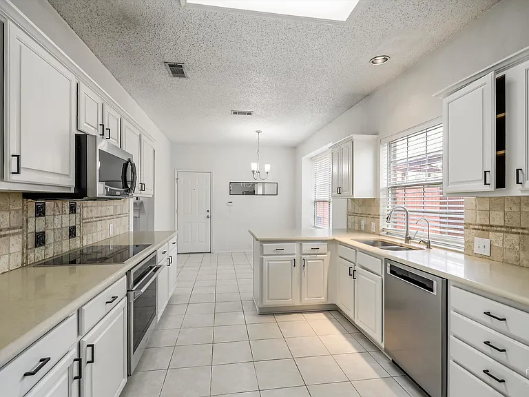 7611 Cordova Dr — Photo 6