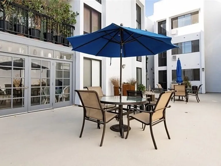 906 N Doheny Dr #512 — Photo 35