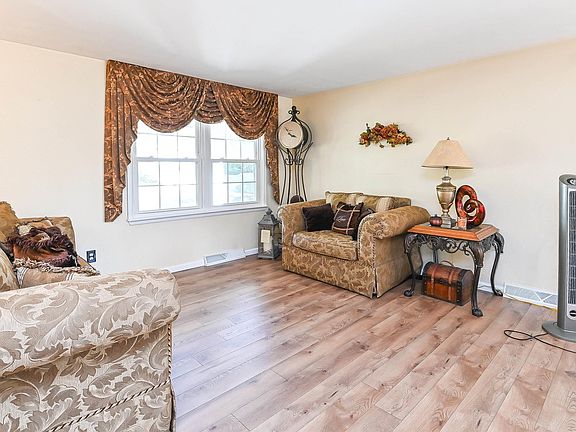 4th image of 6905 N Michele Ln