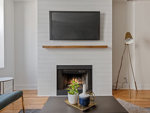 3rd image of 1080 N Paulina St #1