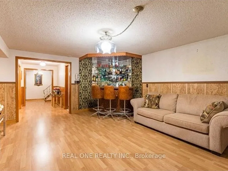 114 Palmerston Ave #BASEMENT — Photo 2
