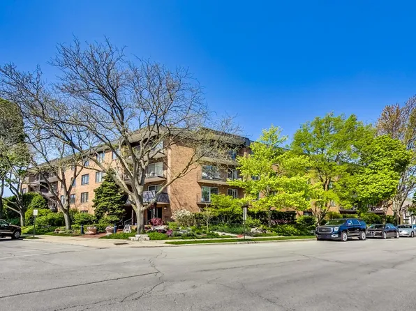 711 Oak St APT 210, Winnetka, IL 60093
