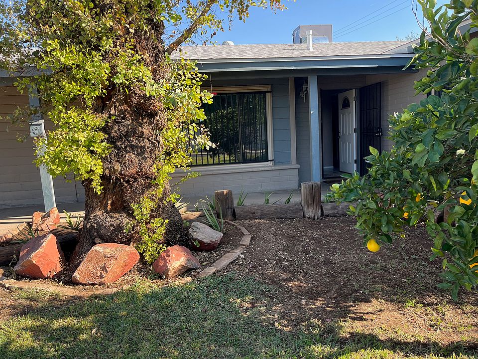 Front entry with front patio walkway