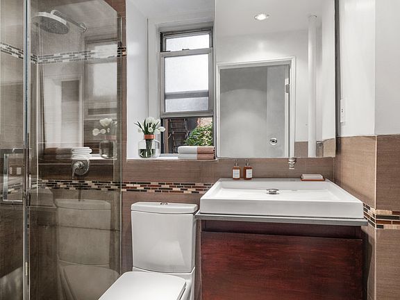 4th image of 75 Bank St #1G