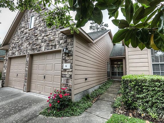 Adorable ONE STORY Townhome. Hard to find!!!