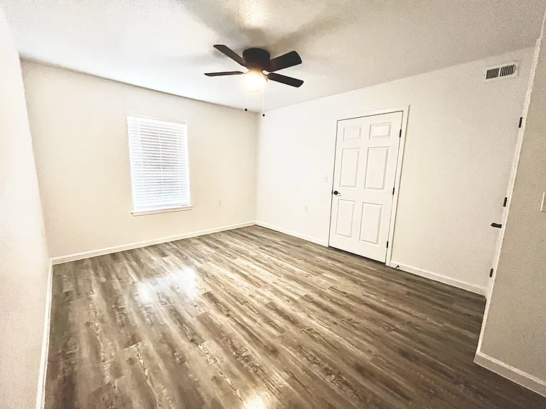 Grapeland Apartments — Photo 25