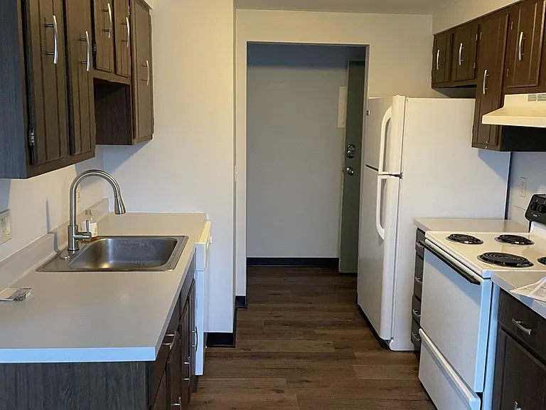 Tudor Lane Apartments — Photo 2