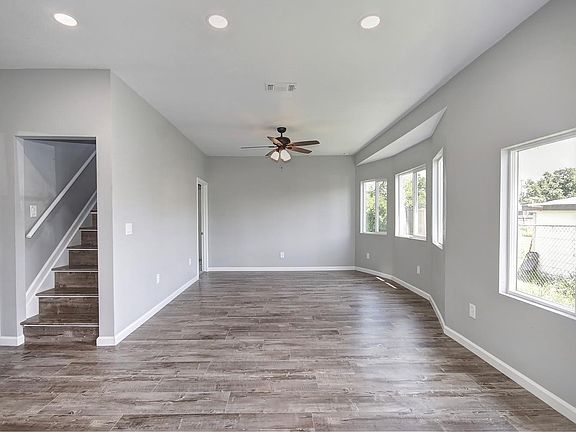 4th image of 2813 Wah Ave