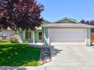 402 N 11th St, Selah, WA 98942