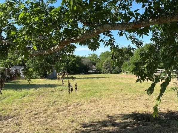 557 Collins St, Seguin, TX 78155